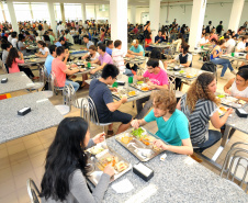 Governador sanciona lei que garante segurança alimentar a universitários no Paraná