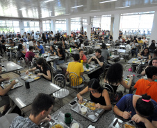 Governador sanciona lei que garante segurança alimentar a universitários no Paraná