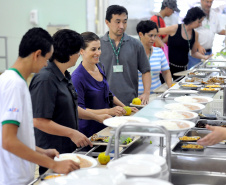 Governador sanciona lei que garante segurança alimentar a universitários no Paraná