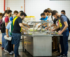 Governador sanciona lei que garante segurança alimentar a universitários no Paraná