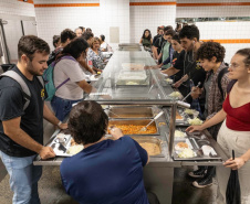 Governador sanciona lei que garante segurança alimentar a universitários no Paraná
