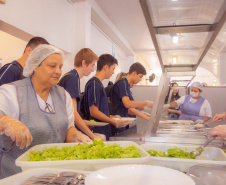 Governador sanciona lei que garante segurança alimentar a universitários no Paraná