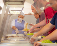 Governador sanciona lei que garante segurança alimentar a universitários no Paraná