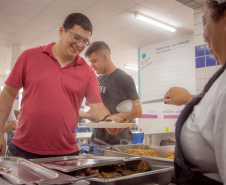 Governador sanciona lei que garante segurança alimentar a universitários no Paraná