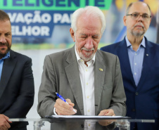 Governo do Paraná lança concurso de inovação para criação de bengalas inteligentes
