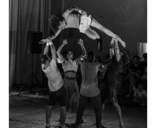 ACROBATAS REVERSO FILMES