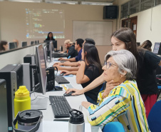 Projeto de universitária leva ensino de programação a mulheres da rede pública  Qualquer dúvida, estamos à disposição