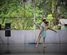 Escola de Dança Teatro Guaíra encanta cerca de 750 alunos em apresentação em colégio estadual de Curitiba