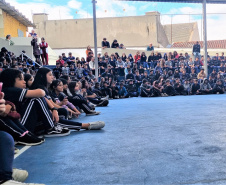 Escola de Dança Teatro Guaíra encanta cerca de 750 alunos em apresentação em colégio estadual de Curitiba