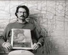 Nova exposição do MAC Paraná celebra os 80 anos do artista  Rogério Dias