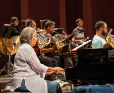  a pianista Analaura de Souza Pinto, que faz parte da Orquestra desde a sua fundação, em 1985