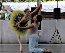 Escola de Dança Teatro Guaíra encanta cerca de 750 alunos em apresentação em colégio estadual de Curitiba