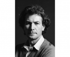 Nova exposição do MAC Paraná celebra os 80 anos do artista  Rogério Dias