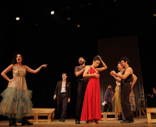 Sucesso no Festival de Curitiba, espetáculo “Daqui Ninguém Sai” estreia nova temporada no Guairinha