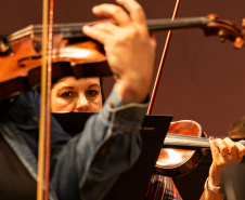 Para Consuelo Froener, que é violinista da OSP há 38 anos, os concertos itinerantes representam uma oportunidade de atrair novos públicos, mas também de incentivar a criação de potenciais novos artistas. 