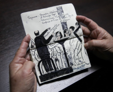 Fã da Orquestra Sinfônica do Paraná e de Beatles, artista ilustra concertos há mais de uma década