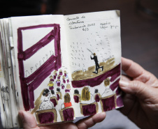 Fã da Orquestra Sinfônica do Paraná e de Beatles, artista ilustra concertos há mais de uma década