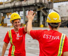 Mulheres quebram barreiras: primeiras estivadoras iniciam trabalho em Paranaguá