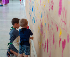 MON promove oficina sensorial para bebês inspirada na exposição de Miguel Bakun