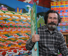 Nova exposição do MAC Paraná celebra os 80 anos do artista  Rogério Dias