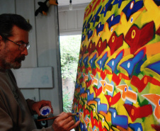 Nova exposição do MAC Paraná celebra os 80 anos do artista  Rogério Dias