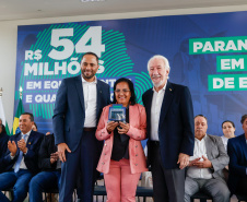 O governador em exercício, Darci Piana, anuncia um pacote de investimentos de R$ 54 milhões destinado à modernização da Rede Sine/PR e à ampliação da oferta de cursos de qualificação profissional em 311 municípios do Estado.