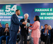 O governador em exercício, Darci Piana, anuncia um pacote de investimentos de R$ 54 milhões destinado à modernização da Rede Sine/PR e à ampliação da oferta de cursos de qualificação profissional em 311 municípios do Estado.