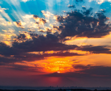 SIMEPAR - POLUIÇÃO IMPACTA NO PÔR DO SOL E NOS INCÊNDIOS AMBIENTAIS NO OUTONO E NO INVERNO
