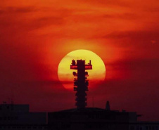 SIMEPAR - POLUIÇÃO IMPACTA NO PÔR DO SOL E NOS INCÊNDIOS AMBIENTAIS NO OUTONO E NO INVERNO