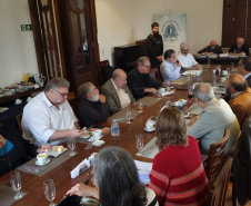Academia Paranaense de Letras recebe diretores do Centro Cultural Teatro Guaira para apresentação do livro dos 140 anos