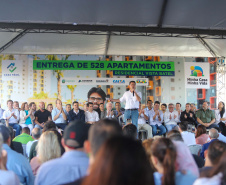 O governador Carlos Massa Ratinho Junior participou nesta sexta-feira (9) da entrega de um conjunto habitacional com 528 casas em Guarapuava, na região Centro-Sul do Estado.