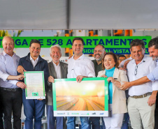 O governador Carlos Massa Ratinho Junior participou nesta sexta-feira (9) da entrega de um conjunto habitacional com 528 casas em Guarapuava, na região Centro-Sul do Estado.
