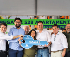 O governador Carlos Massa Ratinho Junior participou nesta sexta-feira (9) da entrega de um conjunto habitacional com 528 casas em Guarapuava, na região Centro-Sul do Estado.
