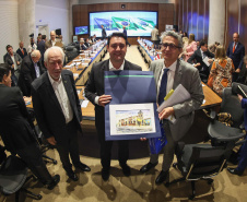 O governador Carlos Massa Ratinho Junior em reunião com delegação da União Europeia.