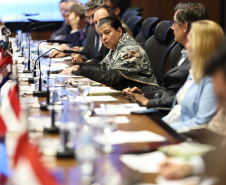 O governador Carlos Massa Ratinho Junior em reunião com delegação da União Europeia.