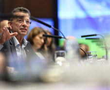 O governador Carlos Massa Ratinho Junior em reunião com delegação da União Europeia.