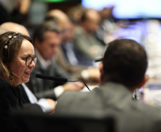 O governador Carlos Massa Ratinho Junior em reunião com delegação da União Europeia.