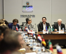 O governador Carlos Massa Ratinho Junior em reunião com delegação da União Europeia.