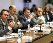 O governador Carlos Massa Ratinho Junior em reunião com delegação da União Europeia.