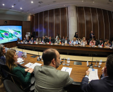 O governador Carlos Massa Ratinho Junior em reunião com delegação da União Europeia.