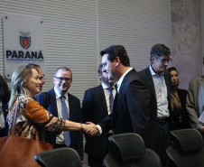 O governador Carlos Massa Ratinho Junior em reunião com delegação da União Europeia.