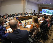 O governador Carlos Massa Ratinho Junior em reunião com delegação da União Europeia.