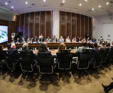 O governador Carlos Massa Ratinho Junior em reunião com delegação da União Europeia.