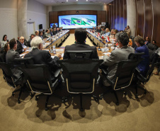 O governador Carlos Massa Ratinho Junior em reunião com delegação da União Europeia.