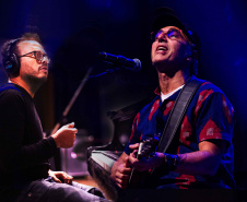 Zeca Baleiro apresenta novo show “Piano” no Guairão
