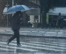  Paraná registra raios e granizo: chuva diminui sexta, mas ganha força de volta no fim de semana
