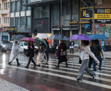 Paraná registra raios e granizo: chuva diminui sexta, mas ganha força de volta no fim de semanaParaná registra raios e granizo: chuva diminui sexta, mas ganha força de volta no fim de semana