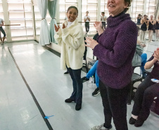 Ex-aluna, bailarina internacional Nayara Lopes retorna ao Teatro Guaíra para aula especial na Escola de Dança