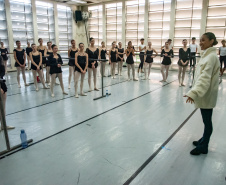 Ex-aluna, bailarina internacional Nayara Lopes retorna ao Teatro Guaíra para aula especial na Escola de Dança