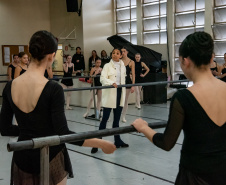 Ex-aluna, bailarina internacional Nayara Lopes retorna ao Teatro Guaíra para aula especial na Escola de Dança